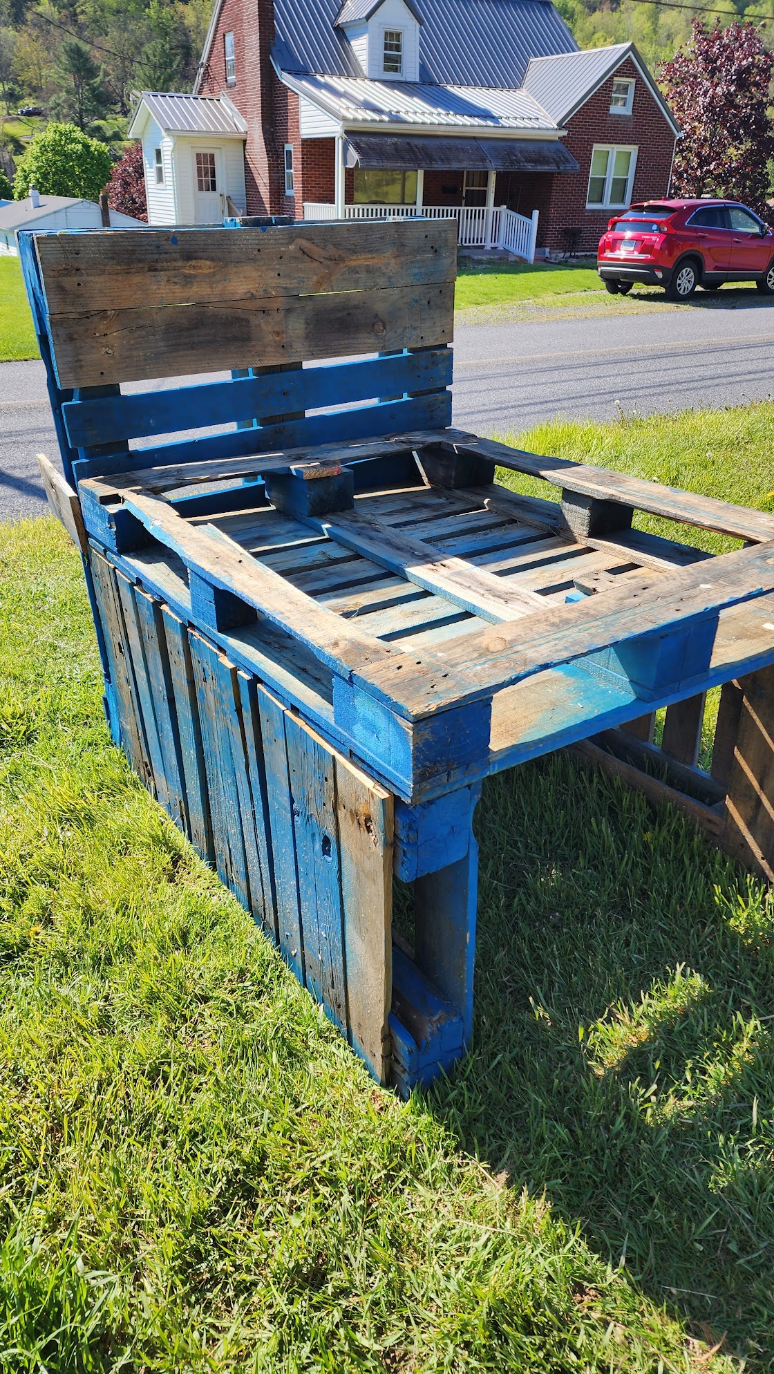 Upside down pallet stacked on top of legs. Bottom middle section is removed.